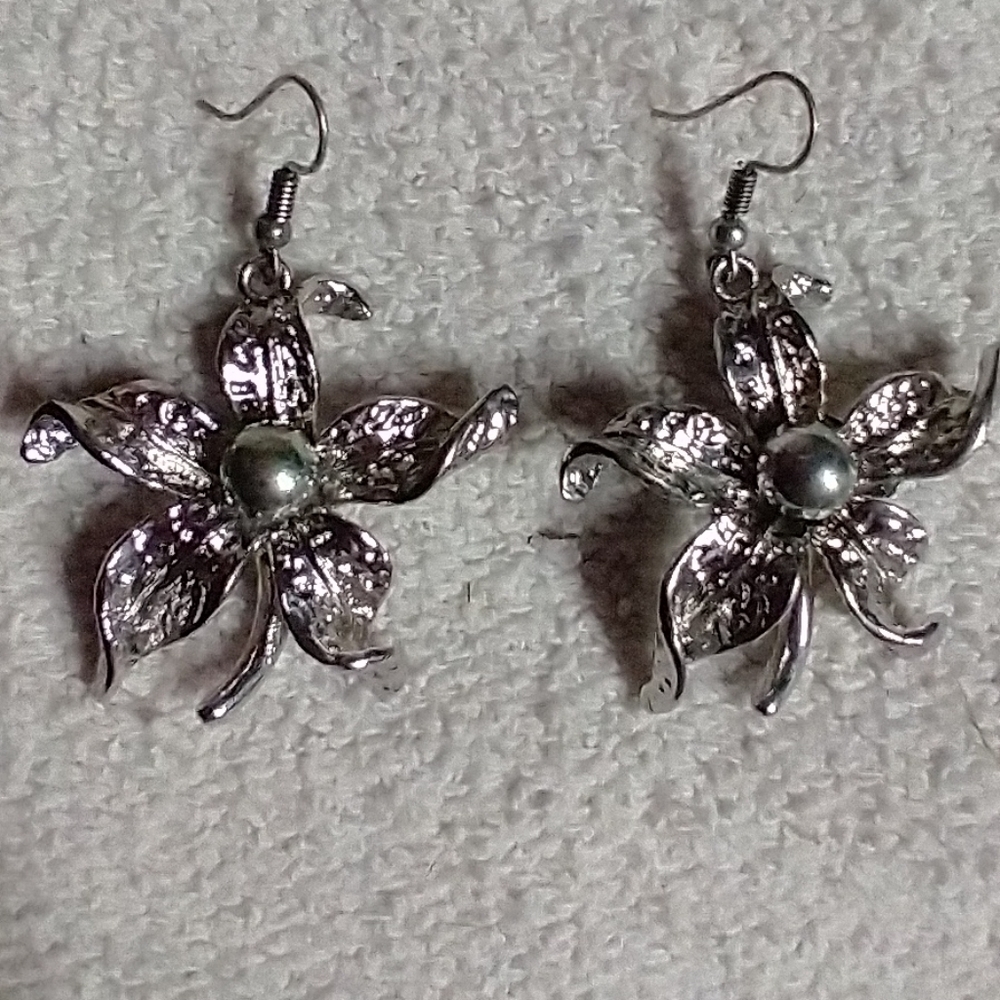 Silvertone large flower 💐🌹 floral wire earrings